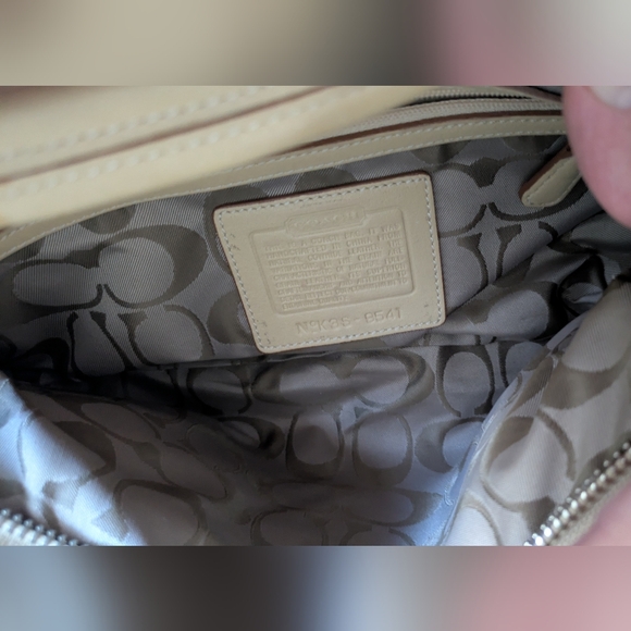 Group of Vintage Coaches . - Picture 5 of 16